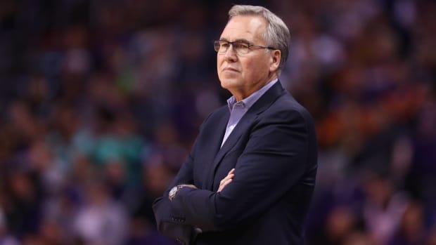 Mike D'Antoni coaches a game for the Rockets.